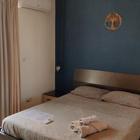 Airport Accommodation Bedroom With Bathroom Self Check In And Self Check Out Air-Condition Included Mqabba Eksteriør billede