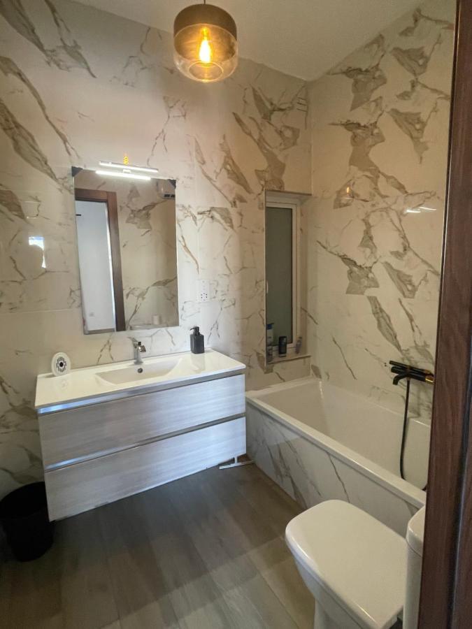 Airport Accommodation Bedroom With Bathroom Self Check In And Self Check Out Air-Condition Included Mqabba Eksteriør billede