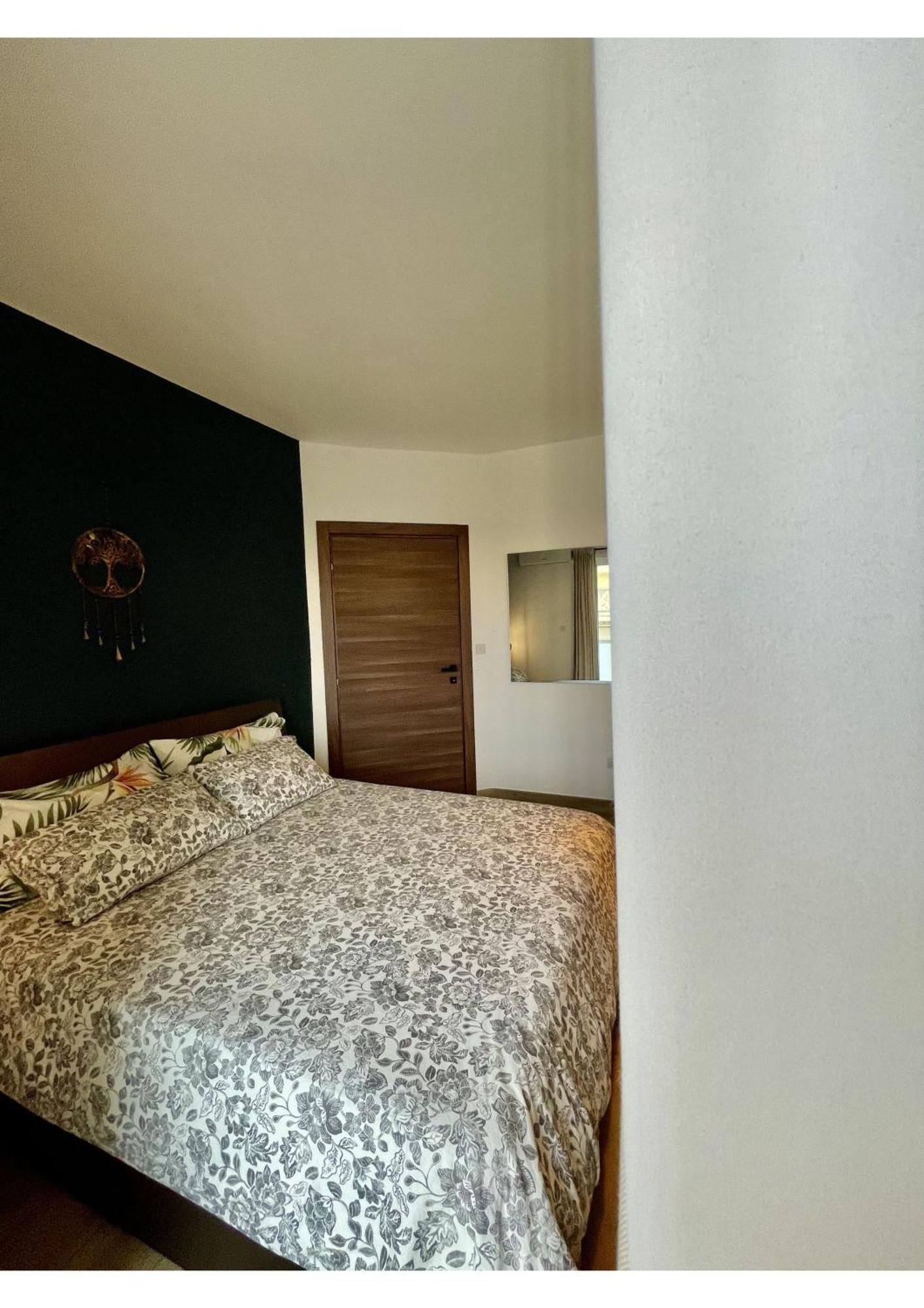 Airport Accommodation Bedroom With Bathroom Self Check In And Self Check Out Air-Condition Included Mqabba Eksteriør billede